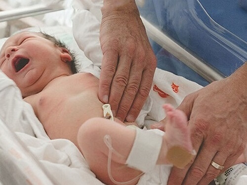 Tràn dịch tinh hoàn ở trẻ sơ sinh có nguy hiểm không